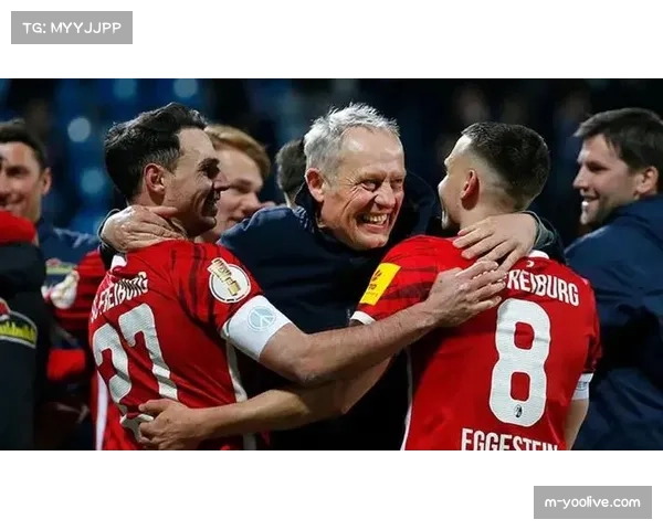 弗赖堡全队抵达勒沃库森，主帅施特赖希出席赛前新闻发布会